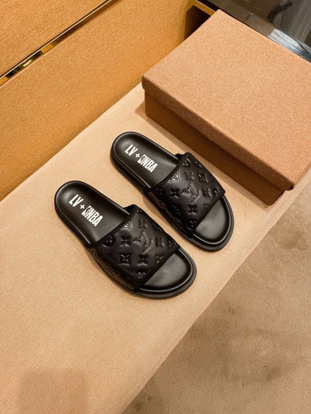 Men's men's shoes 💰 320💰 New model on the market 🔥[LV🔥 Louis Vuitton slippers] High-end 1:1 mold customization, original upgraded version of the outsole, lighter and non-slip. The market's top quality, fashionable and trendy, versatile and popular, simple yet tasteful, a must-have for fashionistas, exuding a fashionable and casual atmosphere, fashion is at your feet, full of confidence, the same style at the counter 👍The season of spring and summer slippers is here, super beautiful to wear, 38-44 1⃣️colors available🔥